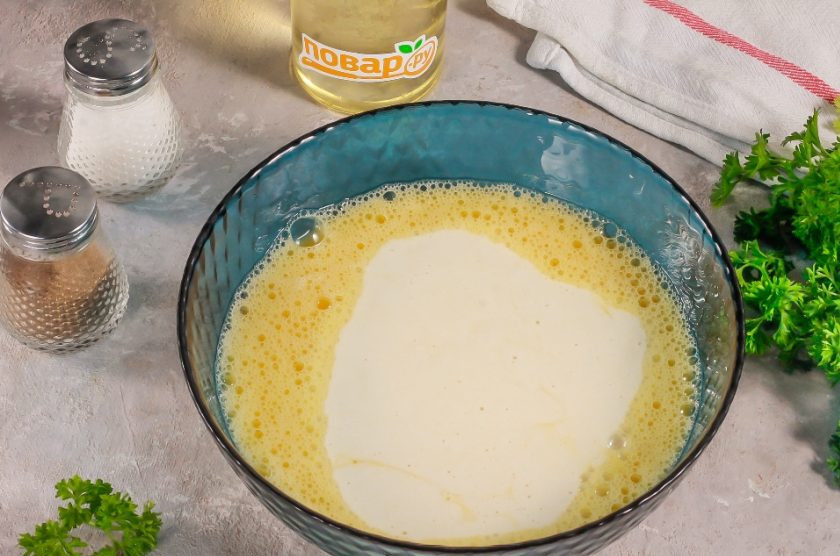 1. Этап. Пышный омлет на сковороде без молока: Перелейте мучную массу во взбитые яйца и тщательно перемешайте.