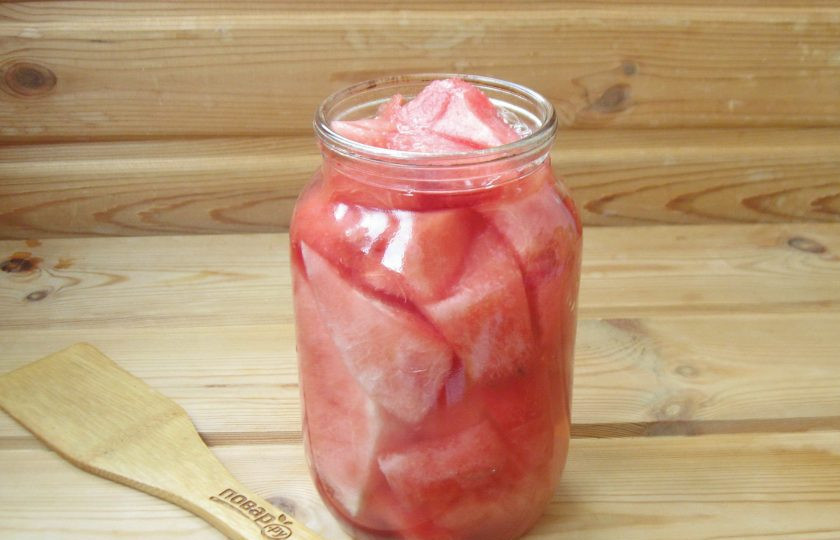 1. Этап. Арбузы в банке с лимонной кислотой: Залейте в банку кипяток. Накройте крышкой и дайте постоять 20 минут.