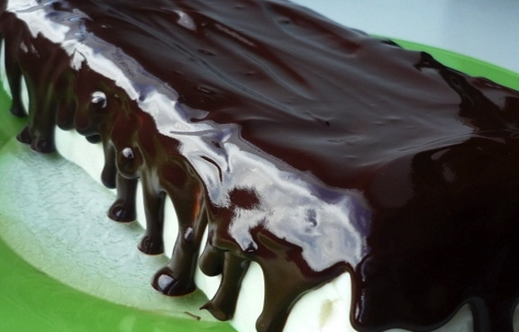 1. Этап. Легкий творожный торт: Форму с тортом отправьте в холодильник на 4 часа, чтобы десерт застыл. Затем растопите плитку шоколада на водяной бане, дайте ему немного остыть. Шоколадом полейте торт, разравняйте глазурь лопаткой или широким плоским ножом. Когда глазурь застынет, торт можно подавать.