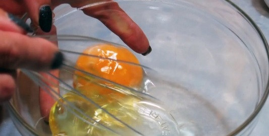 1. Этап. Домашние чипсы из лаваша: 2. Взбиваем яйцо. Оно нам понадобится для смазывания лаваша.