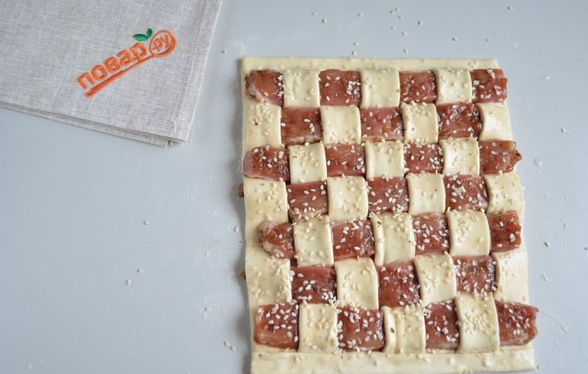 1. Этап. Мясо в тесте Шахматная доска: Посыпьте 