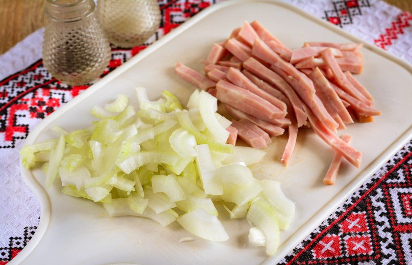 1. Этап. Тушеная капуста с ветчиной: Нарежьте полосками лук и ветчину.