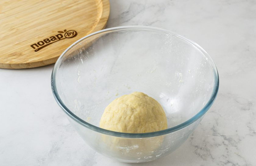 1. Этап. Индийские самосы: Начните постепенно вливать воду, замесите однородное тесто. Накройте тесто пленкой и отложите в сторону.