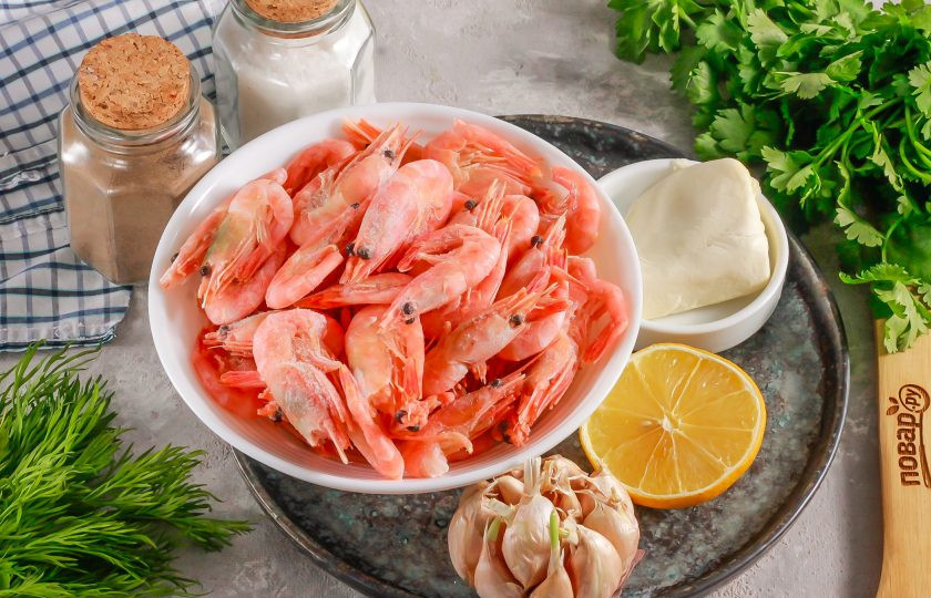 1. Этап. Креветки на сливочном масле с чесноком: Подготовьте указанные ингредиенты. Креветки можно использовать мелкие, средние или крупные тигровые. Даже лангустины можно приготовить по этому рецепту, получится очень вкусно!