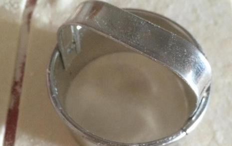 1. Этап. Слоеные пирожки с фаршем и овощами: В 6 прямоугольниках делаем круглое отверстие стаканом или формочкой.