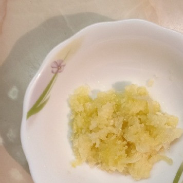 1. Этап. Курица с кабачками под чесночной корочкой: Чеснок очистить и выдавить через чеснокодавилку.