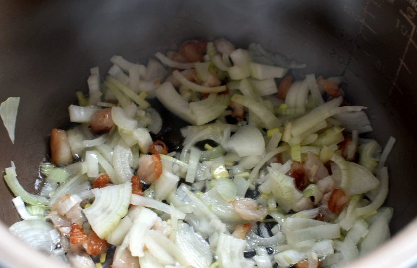 1. Этап. Рагу из свинины на манер перкельта: Готовить будем в мультиварке. Нарежьте свежее свиное сало мелкими кубиками. Лук нашинкуйте мелкой соломкой. Обжарьте сало до шкварок на режиме 