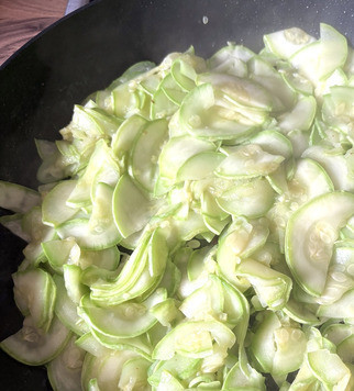 1. Этап. Спагетти с кабачками в сливочном соусе: Отжать кабачки от выделившегося сока, обжарить/потушить в течение 3-5 минут.