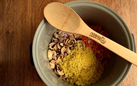 1. Этап. Пшенный суп с грибами: Сложите все в чашу мультиварки, посолите и поперчите по вкусу.