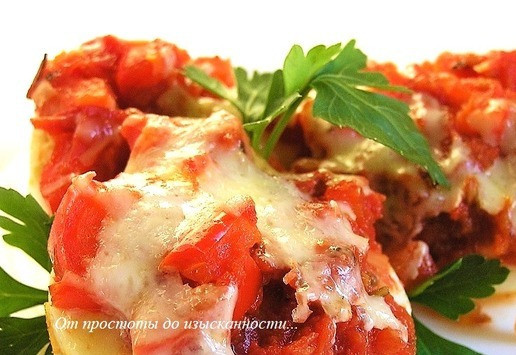 1. Этап. Закуска из яиц в красном соусе: Перед подачей украсьте петрушкой.