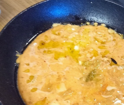 1. Этап. Окономияки с кимчи и чеддером: В сковороде на хорошо разогретом растительном масле жарить окономияки. 4 минуты с одной стороны и 2,5 -;с другой.