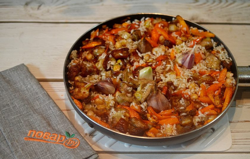 1. Этап. Оши палов: 13. Воткните в рис дольки чеснока.