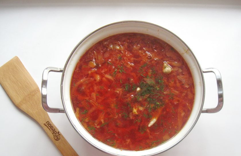 1. Этап. Борщ с языком: Варите борщ до готовности всех ингредиентов. В конце добавьте измельченный чеснок и зелень.