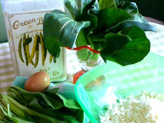 1. Этап. Вареники со шпинатом: Для начала подготовим тесто. Смешаем муку с водой. Добавим 1 яйцо. Добавим сахар и соль. Все тщательно вымесим. Должно получиться крутое тесто. Накрываем его полотенцем, чтобы не заветрилось.