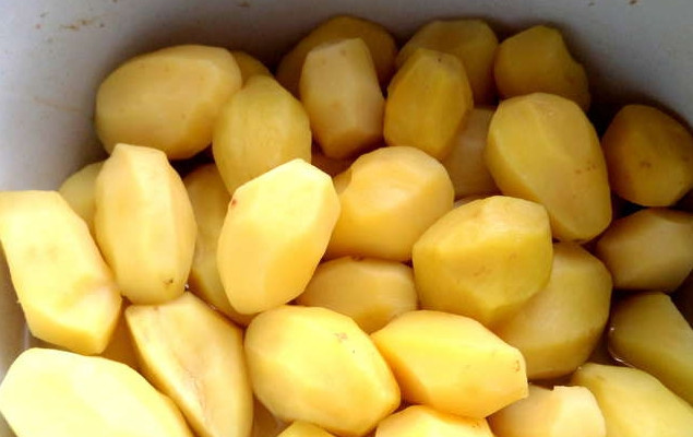 1. Этап. Картофляники с печенкой: Картошку отварите в подсоленной воде.