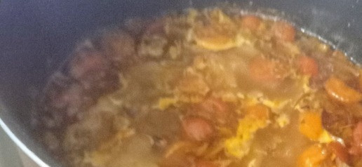 1. Этап. Чили но карне: Затем в казан добавить нарезанные помидоры, перец красный жгучий и 600 мл воды. Довести до кипения, затем убавить огонь до минимума и таким образом тушить 30 минут до значительного уменьшения жидкости, а смесь должна стать. немного шелковистой.