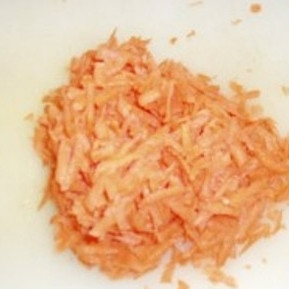 1. Этап. Солянка в мультиварке: Очищенную морковь натрите на крупной терке.