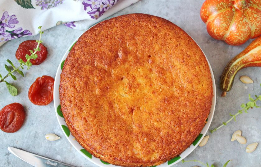 1. Этап. Бисквит с тыквой: Готовый бисквит аккуратно достаньте из формы, удалив боковой бортик, на решетке до полного остывания. Если бисквит будете использовать для приготовления торта, разрежьте его на 2-3 части.