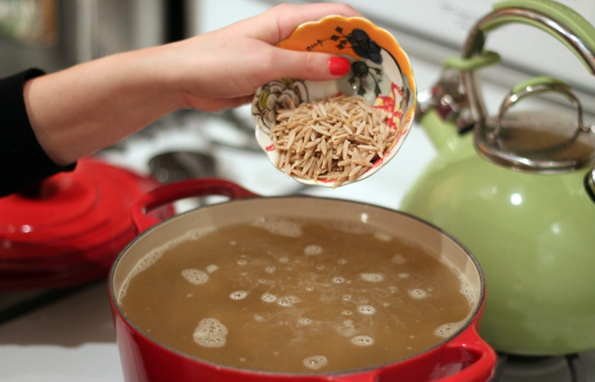 1. Этап. Суп с фрикадельками из индейки: 3. На маленьком огне варим, пока эндивий не станет мягким, а фрикадельки - светлыми. теперь всыпаем ризони и специи, еще 5 минут держим на слабом огне, а потом выключаем огонь и еще 5 минут держим блюдо под крышкой.