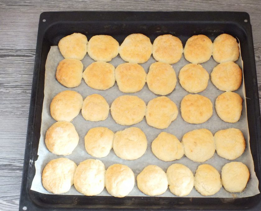 1. Этап. Печенье из творога со сгущенкой: Готовое печенье должно быть слегка зарумяненным. Достаньте противень из духовки, оставьте печенье на листе на 20 минут. После можете снять.