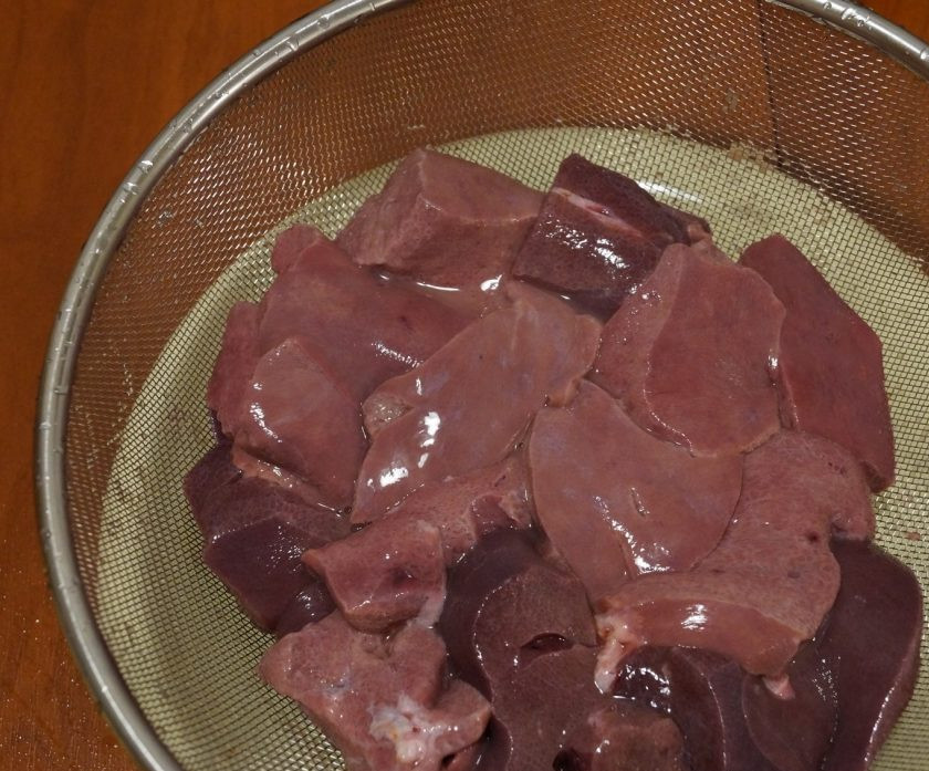 1. Этап. Жареная свиная печень: 2. Нарежьте печень на кусочки желаемого размера, промойте и дайте стечь лишней жидкости. Чтобы кусочки получились ровными - нарезайте слегка замороженную печень.