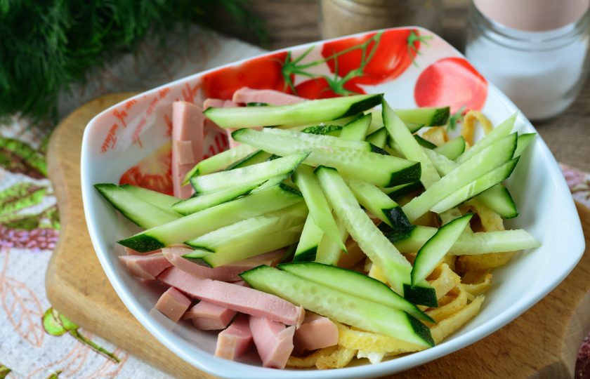 1. Этап. Салат из омлета и колбасы: Добавьте огурцы.