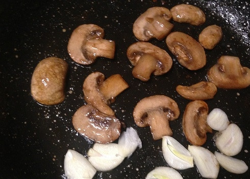 1. Этап. Пюре из нута с тыквой и грибами: 7. Обжарим грибы до любимой вами степени и практически в конце обжаривания добавим нарезанный на пластинки чеснок. Обжариваем минуты полторы-две.