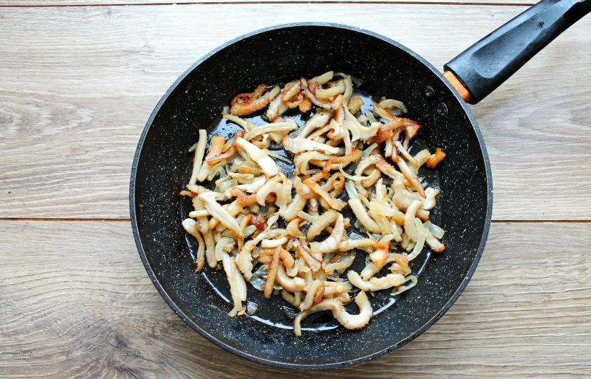 1. Этап. Рубец жареный с луком: Добавьте в сковороду с луком порезанный рубец, посолите, поперчите и обжаривайте все в течение 10 минут, до золотистого цвета.