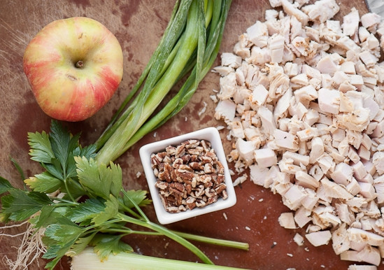 1. Этап. Диетический салат с индейкой: Подготовьте все необходимые для готовки ингредиенты. Мясо отварной индейки мелко порежьте. Орехи измельчите. Зеленый лук, зелень и корешки сельдерея промойте.