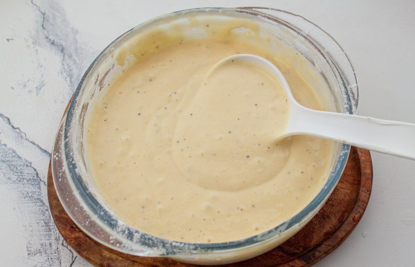 1. Этап. Заливной пирог с капустой и сыром: Перемешайте однородное тесто, консистенция должна быть как густая сметана.