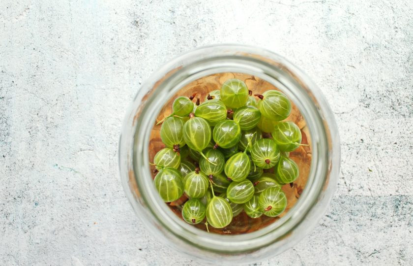 1. Этап. Компот Тархун из крыжовника на зиму: Крыжовник выложите в банку.