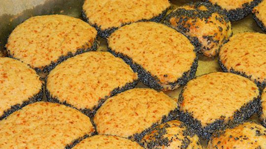 1. Этап. Печенье с сыром: Выпекаем в заранее разогретой духовке при температуре 180 градусов минут 20.