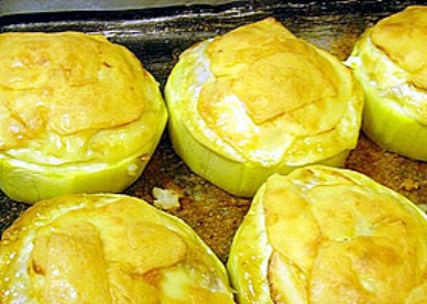 1. Этап. Кабачки, фаршированные рыбой: 5. Выпекаем в хорошо разогретой духовке, а перед подачей посыпьте зеленью. Вот такое простое, но весьма вкусное блюдо.