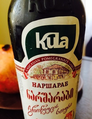 1. Этап. Салат с соусом Наршараб: Заправьте салат гранатовым соусом 