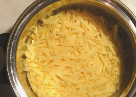 1. Этап. Рулет из сыра: 3. Высыпаем натертый сыр в кастрюлю и приступаем к остальным ингредиентам.