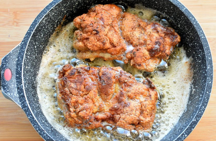 1. Этап. Бургер с острой курицей в вафлях: Замаринованные будра обмакните во взбитое с солью яйцо, затем запанируйте в кукурузной муке и обжарьте на масле до румяной корочки. Проверьте готовность проколом – сок должен быть абсолютно прозрачным. При необходимости доведите курицу до готовности в духовке. Сохраняйте теплой.