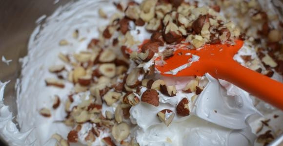 1. Этап. Торт Киевский классический: 8. Добавьте измельченные немного (но не в муку) орехи, осторожно перемешайте.