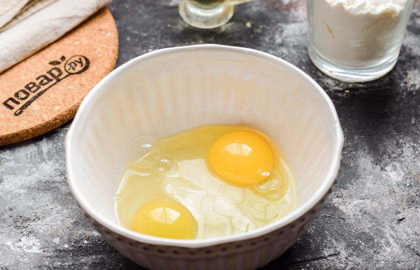 1. Этап. Блинчики с яблоком и бананом: Всыпьте в миску сахар, соль и добавьте два куриных яйца.