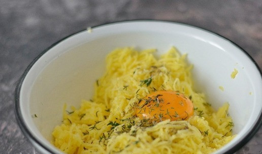 1. Этап. Картофельные биточки: На мелкой тёрке натрите варёный картофель, добавьте в него соль и перец по вкусу, вбейте сырое яйцо и добавьте щепотку тимьяна. Тщательно всё перемешайте.