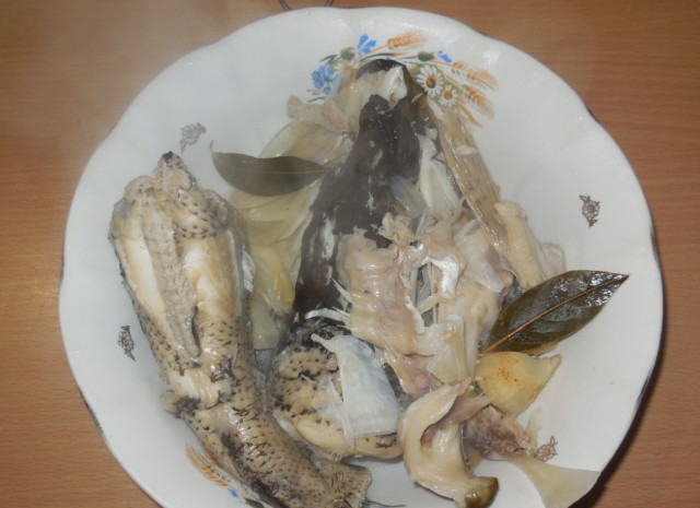 1. Этап. Уха из щучьих голов: Готовый бульон процедите. Удалите все варёные овощи. Рыбу разберите - мясо отложите, а всё остальное выбросите.