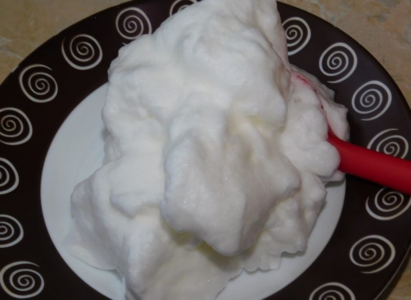 1. Этап. Яблочный творожник: Для приготовления творожника разделите белки и желтки. Белки взбейте до пышности и отложите.