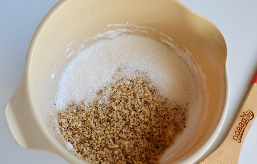 1. Этап. Ореховые пирожные: 7. Во взбитые белки введите орехи и сахар, перемешайте хорошо.