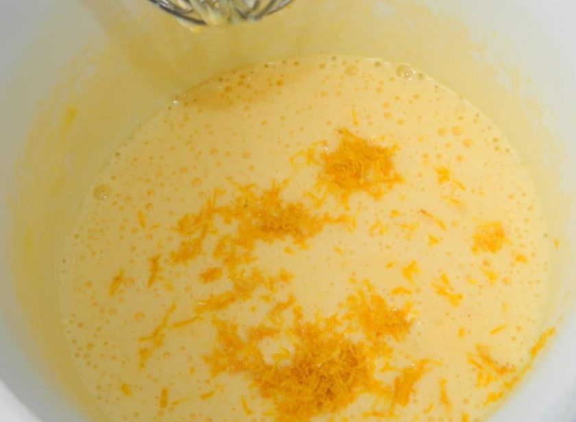 1. Этап. Апельсиновые капкейки с шоколадной начинкой: Добавьте цедру апельсина.