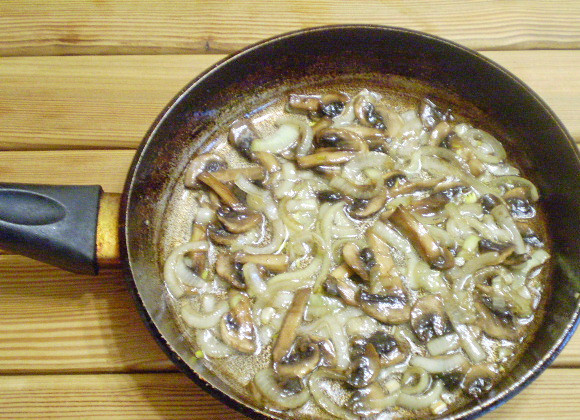 1. Этап. Салат к красному вину: 7. Грибы уже готовы. Отцедите от лишнего масла.