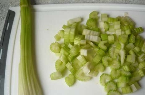 1. Этап. Фасолевый суп в скороварке: 6. Нарезаем сельдерей. Добавляем к супу. Сельдерей придаст вкусу супа особый оттенок. Можете также добавить лавровый лист. А если любите покислее, добавьте в суп одну ст. ложку томатной пасты.