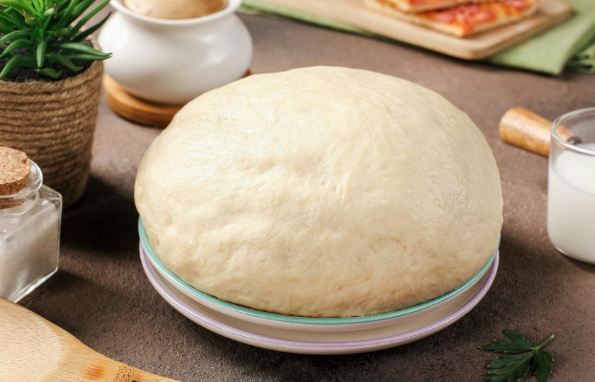 1. Этап. Хрущёвское тесто на сухих дрожжах: Вымешивать тесто необходимо не менее 10 минут, пока оно не получится эластичным и достаточно плотным. Соберите его в шар, переложите обратно в миску, затяните пищевой плёнкой и уберите в холодильник на 3-4 часа. Настоявшееся тесто вымесите ещё раз руками и хрущёвское тесто готово к работе. Удачной вам выпечки!