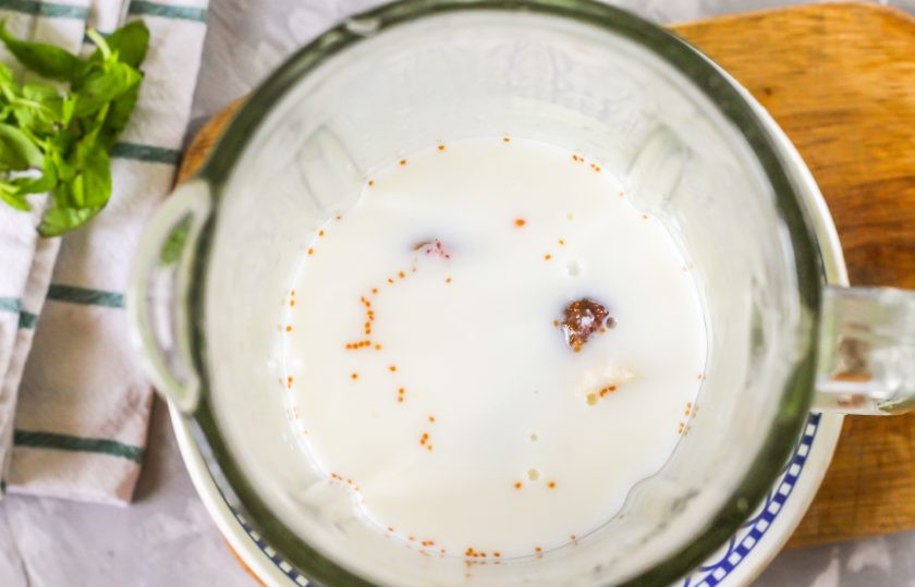 1. Этап. Смузи с молоком: Влейте молоко любой жирности и измельчите все содержимое емкости на пульсирующем режиме в течение 2-3 минут. Молоко по желанию можно использовать как охлажденное, так и прогретое до комнатной температуры.