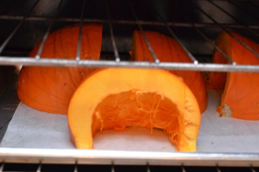 1. Этап. Пюре из тыквы: Тыкву хорошенько промываем, просушиваем бумажным полотенцем и нарезаем на 4 части. Складываем их на противень, застеленный бумагой для выпекания и отправляем выпекаться в духовку (150 гр) примерно на 20 минут.