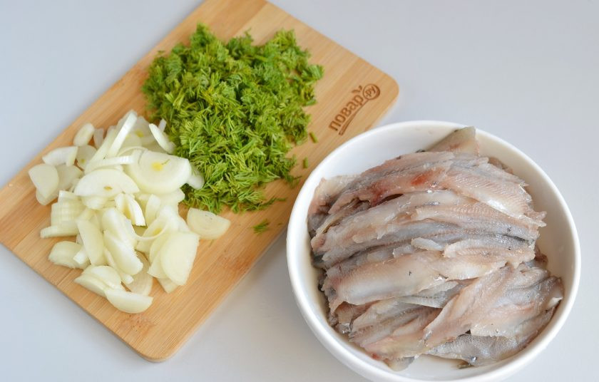 1. Этап. Пирог с мойвой и укропом: 6. Тем временем, пока тесто подходит, нужно приготовить начинку. Вымойте рыбку, удалите головы, хребты, плавники, внутренности. Укроп мелко порубите. Лук очистите, порежьте тонко полукольцами.