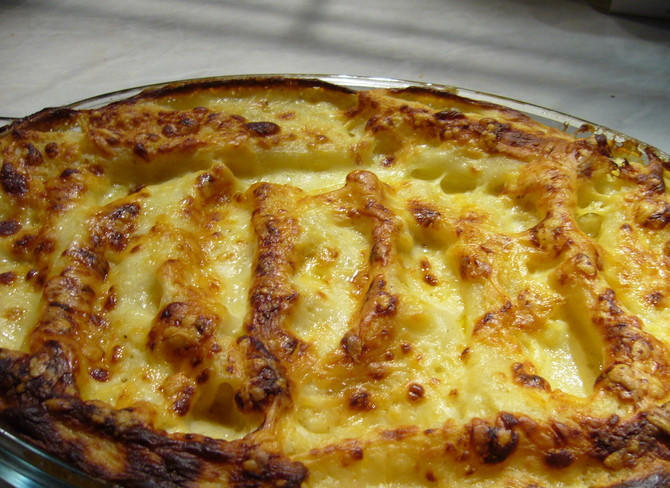 1. Этап. Каннеллони с творогом: Ставим форму в разогретую до 180 градусов духовку. Через 20 минут после начала приготовления накрываем форму фольгой и продолжаем запекать (еще где-то 20 минут). Горячие каннеллони раскладываем по тарелкам и подаем к столу. Приятного аппетита!